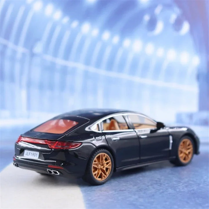 Porsche Panamera 1:24 20cm