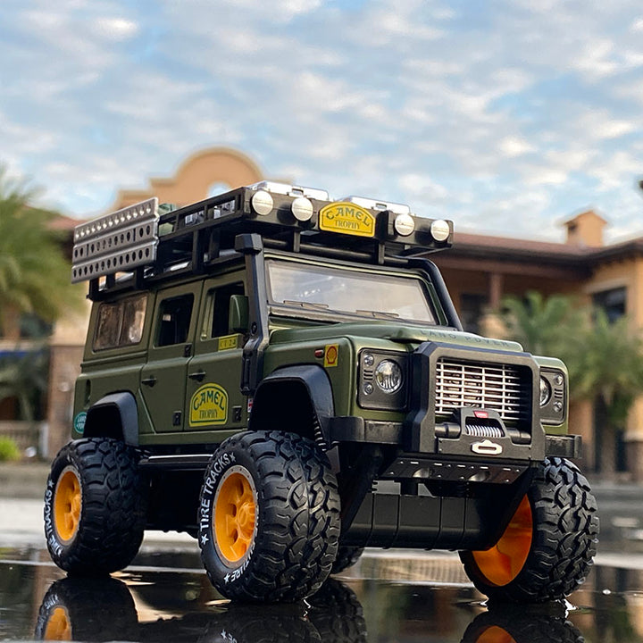 Camel Cup Land Rover Defender 1:24 18cm