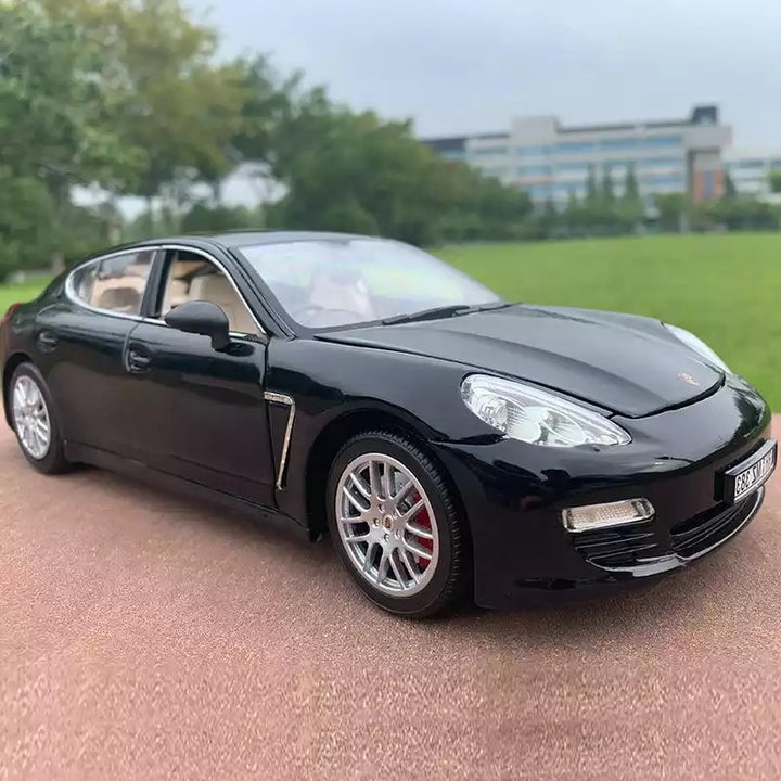 Porsche Panamera 1:18 27cm