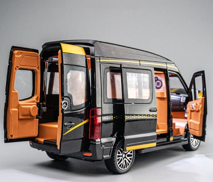 Van Mercedes Benz 1:24 19cm