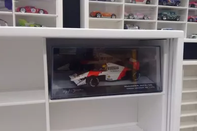 Quadro com 42 miniaturas Escala 1:43