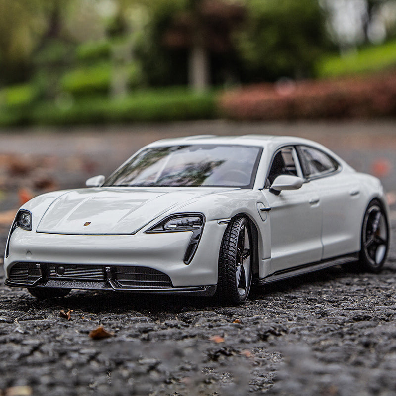 Porsche Taycan Turbo S 1:24 20cm