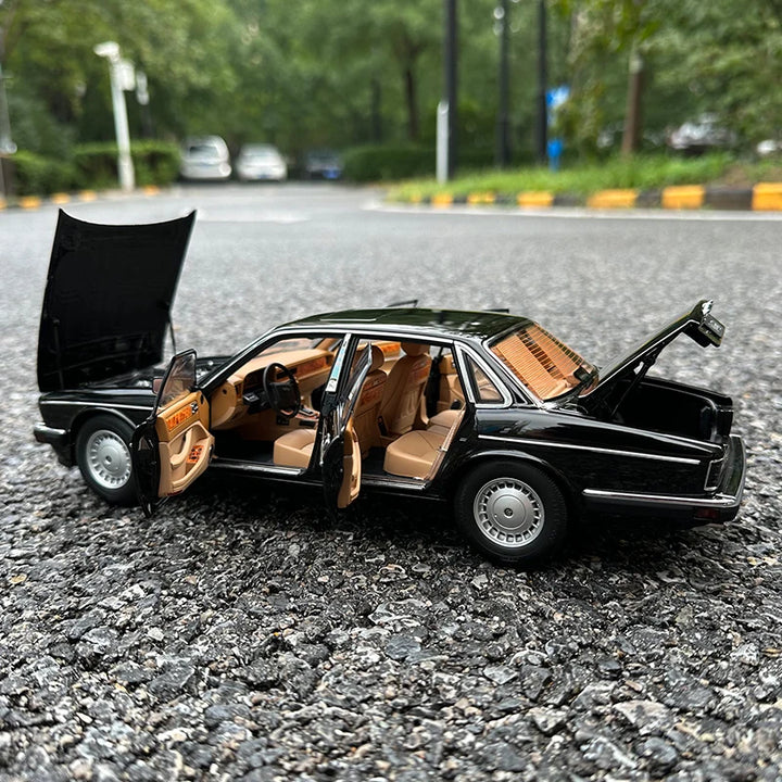 Jaguar XJ6 Daimler XJ40 1:18
