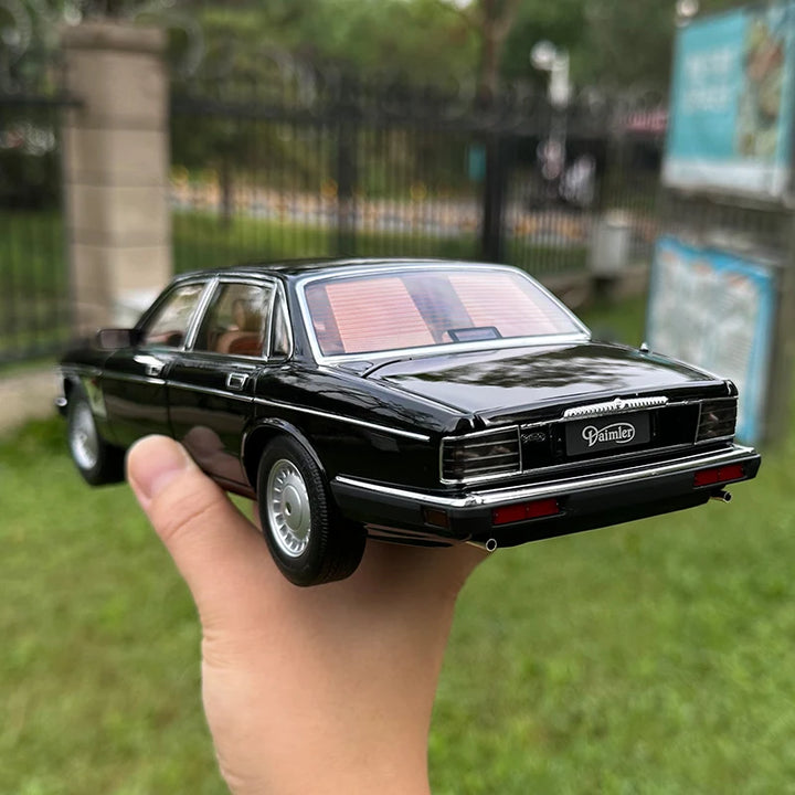 Jaguar XJ6 Daimler XJ40 1:18