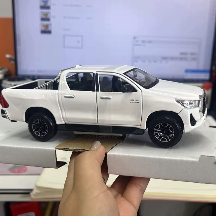 Toyota Hilux 1:24 20cm
