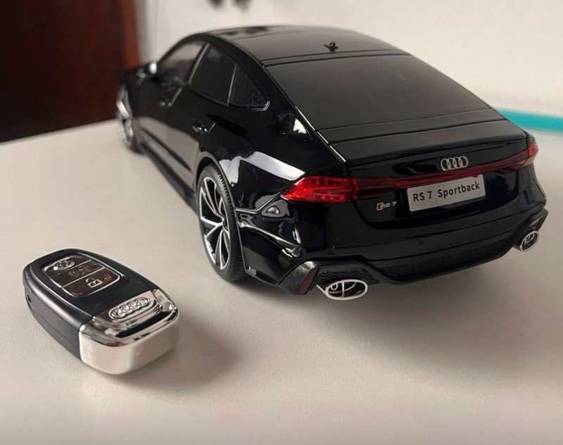 Audi RS7 1:18 28cm + Controle
