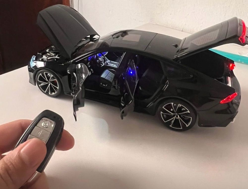 Audi RS7 1:18 28cm + Controle