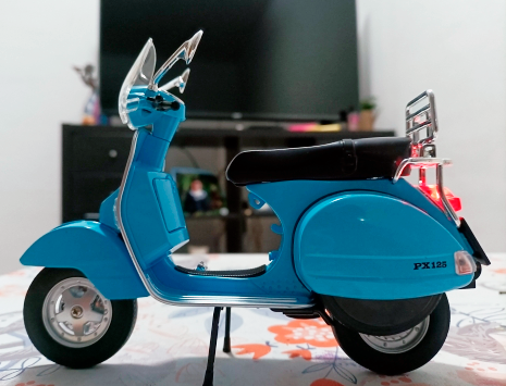 Moto Vespa 125 1:10