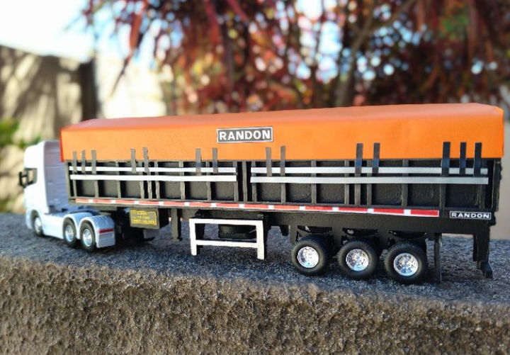 Caminhão Scania 1:64 27cm