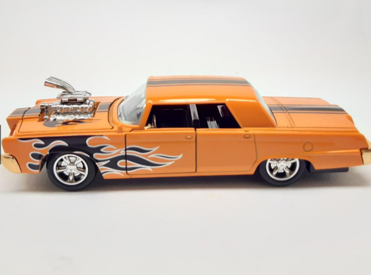 Carro Antigo Chrysler Imperial Metal e Fricção Escala 1:43