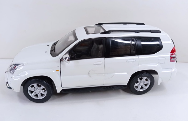 TOYOTA CRUISER PRADO CARARAMA 1:24